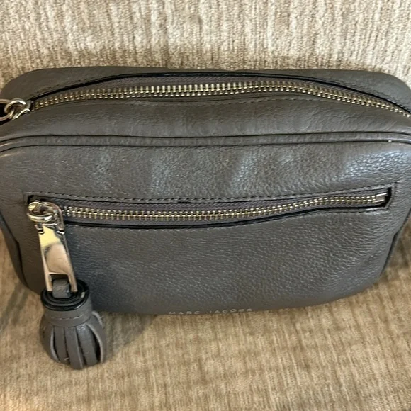 Marc Jacobs adjustable Crossbody gray bag front compartment zipper closures - Picture 3 of 10